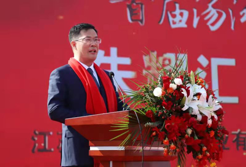 11湯溝酒業(yè)董事長(zhǎng)朱耀匯開(kāi)壇獻(xiàn)詞