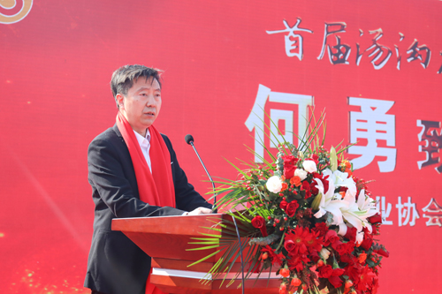 13中國(guó)酒業(yè)協(xié)會(huì)秘書(shū)長(zhǎng)何勇致賀辭
